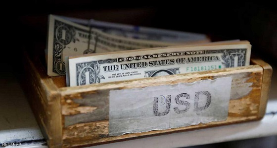 الدولار يهبط وتراجع في العائدات الأمريكية