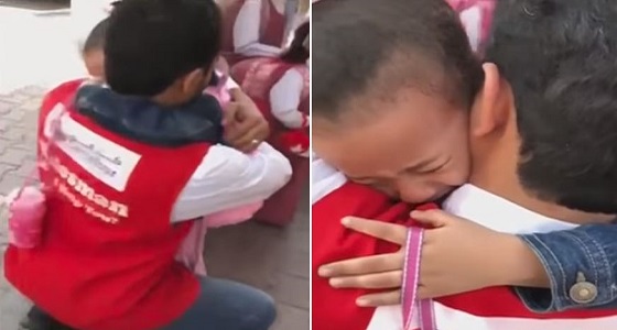 فيديو.. تفاصيل بكاء طفلة بشدة في أحضان أبيها