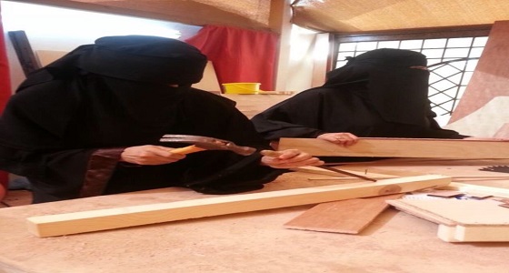 بالصور.. سيدات سعوديات يقتحمن العمل في مجال النجارة