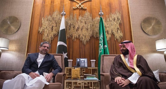 سمو ولي العهد يلتقي بـ رئيس وزراء باكستان
