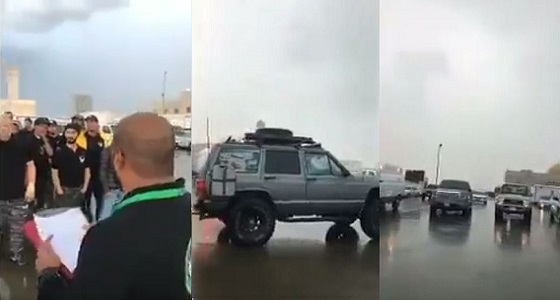شاهد شباب سعودي يتطوع لإنقاذ المحتجزين بمياه الأمطار في جدة