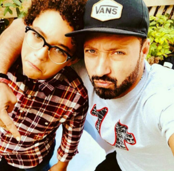 سيلفي أحمد فهمي مع ابنه..