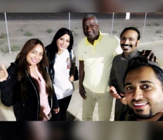 ماجد عبدالله مع ممثلين سيلفي..