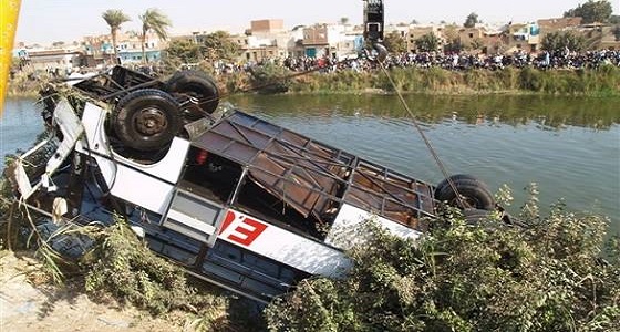 مصرع 24 شخصًا إثر سقوط حافلة بوادٍ في باكستان