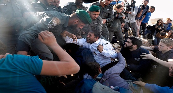 بالصور.. اشتباكات عنيفة بين الشرطة ومستوطنين يهود