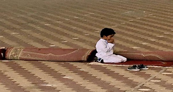 صورة مؤثرة لطفل يواظب على صلاة الضحى ويدعو بلقاء والده المتوفي في الجنة