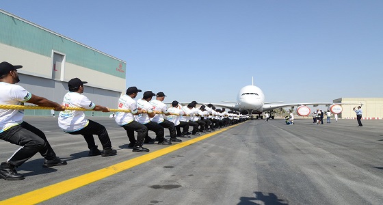 بالصور.. 56 شرطياً إماراتياً يجرون أضخم طائرة ركاب