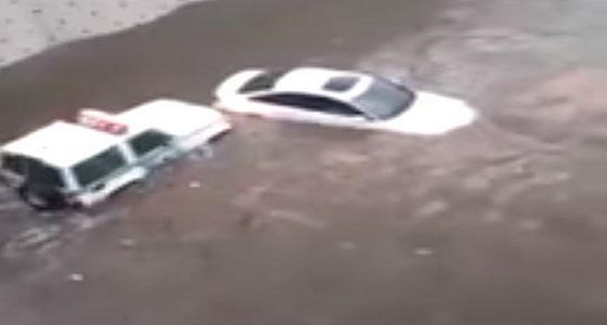 فيديو.. ذكاء وجرأة رجل أمن في إنقاذ سيارة من مياه الأمطار بجدة