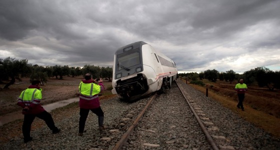 ارتفاع إصابات انحراف قطار عن مساره بالجنوب الإسباني إلى 27 شخصًا