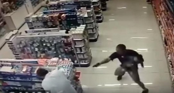 بالفيديو.. شرطي يقتل مسلحين في عملية سرقة صيدلية بالبرازيل