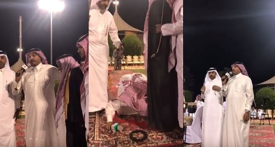 بالفيديو : شاعر سعودي مشهور يقبل أقدام والده