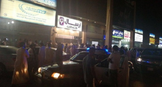 العاملون بمجمع المرسلات يغلقون محالهم احتجاجا على وجود العمالة الوافدة