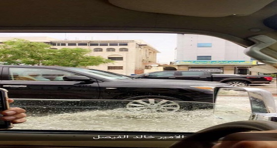 بالصورة.. الأمير خالد الفيصل يتفقد شوارع مكة عقب الأمطار