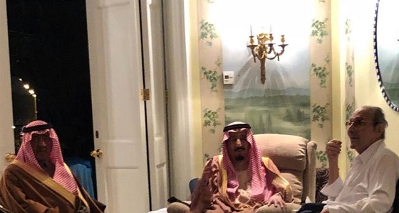 بالصور.. خادم الحرمين يقبل يد شقيقه الأمير طلال بن عبدالعزيز في قصره