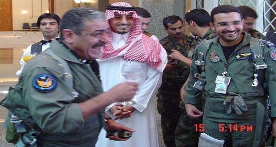 صور| جوانب من حياة الأمير منصور بن مقرن العملية والأسرية إحداها مع خادم الحرمين