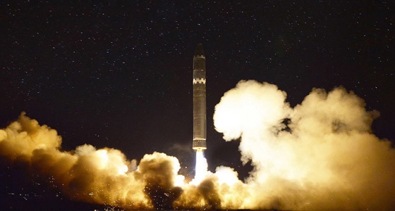 بالصور.. لحظات إطلاق الصاروخ الكوري العابر للقارات &#8221; هواسونغ15 &#8220;
