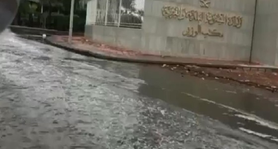 مكتب وزير ” البلدية ” بجدة تطوّقه مياه الأمطار