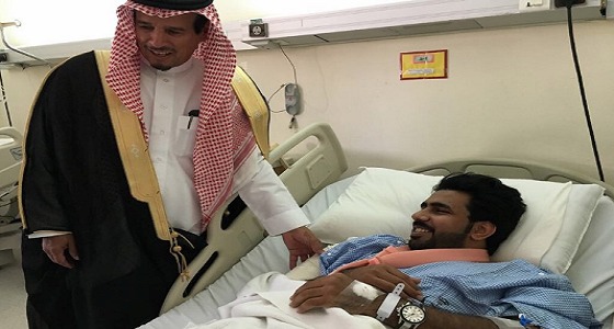 بالصور.. ” التميمي ” يزور رجل أمن مصاب في مستشفى الأفلاج العام