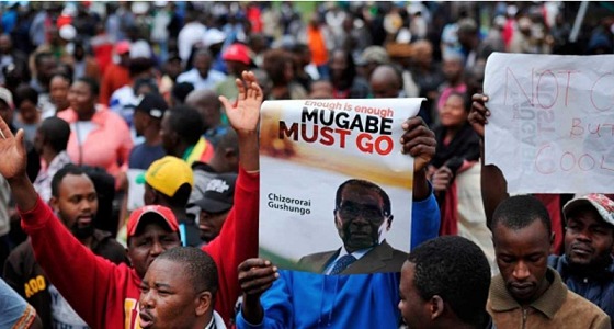 الآف المواطنين في شوارع زيمبابوي يحتفلون بسقوط موغابي