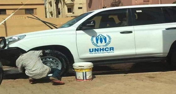 طفل سوداني ينظف سيارة مفوضية اللاجئين