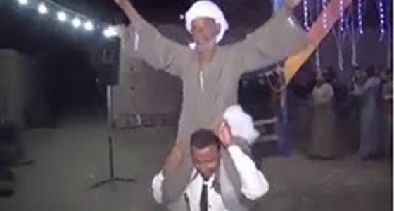 بالفيديو.. شاب يترك عروسه ليحمل والده ويطوف به بين المعازيم في حفل زفافه