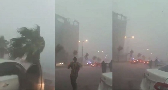 بالفيديو.. الأمطار تغرق شوارع جدة وتشل الحركة المرورية