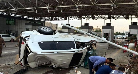 صور.. انقلاب سيارة أثناء اقتحام قائدها بوابات جسر الملك فهد