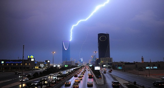 الإنذار المبكر يحذر من رياح نشطة وأمطار رعدية على الرياض والقصيم