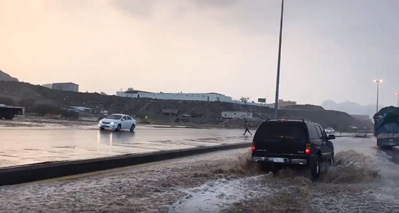 بالفيديو.. السيول تقطع الطريق في مكة والطائف