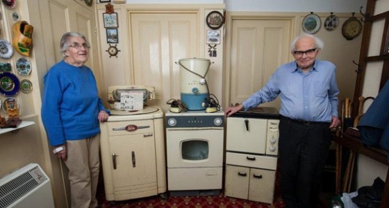 بالصور.. بعد 62 عاما مسنان يضعان أجهزتهما المنزلية في المتحف