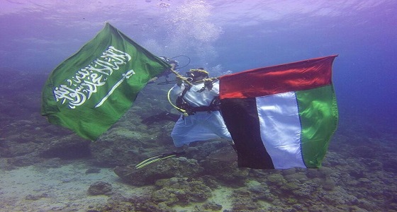 بالصور.. غواصون سعوديون يحتفلون بالعيد الوطني الإماراتي من أعماق البحر الأحمر