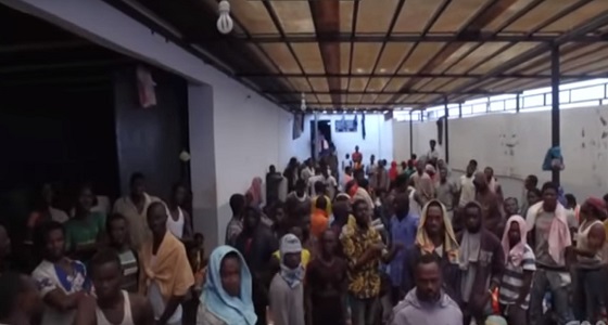 بالفيديو.. لحظات بيع مهاجرين بـ &#8221; مزاد &#8221; في ليبيا