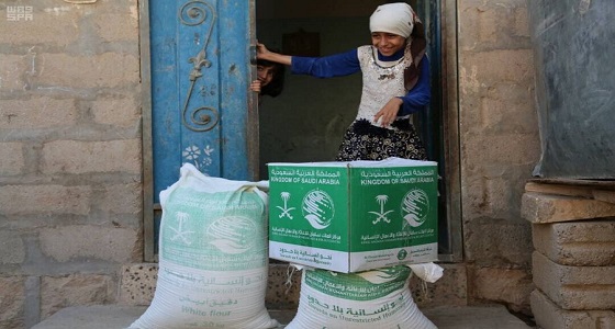 بالصور.. مركز الملك سلمان للإغاثة يوزّع 500 سلة غذائية للنازحين في محافظة مأرب