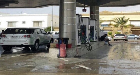 بالفيديو.. إغلاق محطة وقود في جدة بسبب تسرب مياه الأمطار