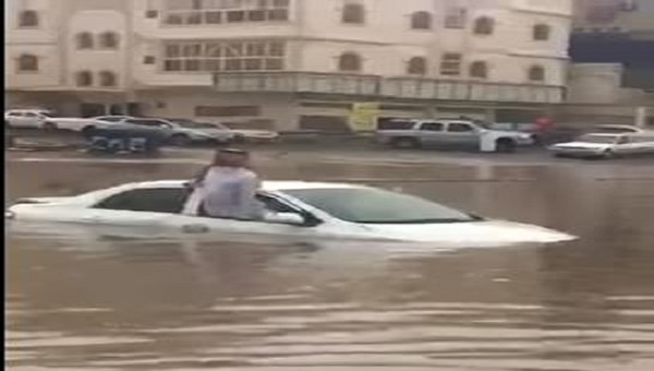 مقيم فلبيني يروي تفاصيل إنقاذه لـ &#8221; مسن سعودي &#8221; بعد احتجازه من مياه الأمطار في جدة