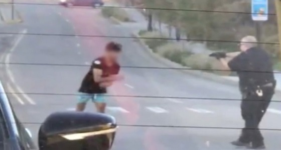 بالفيديو.. مبتعث سعودي يهاجم المارة في شوارع أمريكا