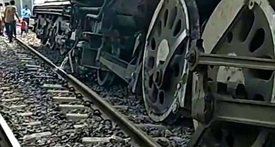 بالفيديو.. تحطم قطار هندي بعد تعطل المكابح وقفز السائق لينجو بحياته