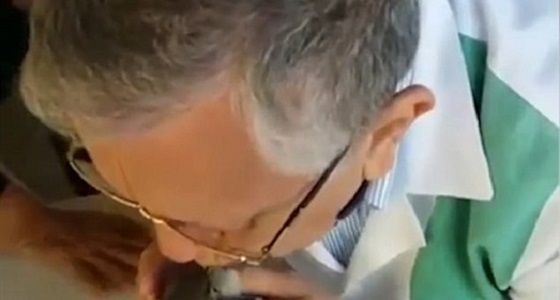 فيديو مؤثر لطبيب ينقذ عصفور بقبلة الحياة