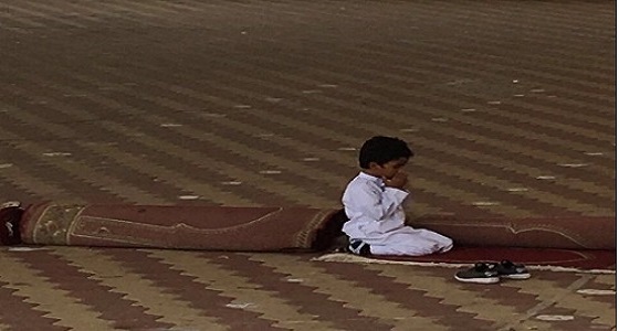 تعليم شمال مكة يُكرم طالبًا لأداءاه صلاة الضحى بفناء المدرسة ‏