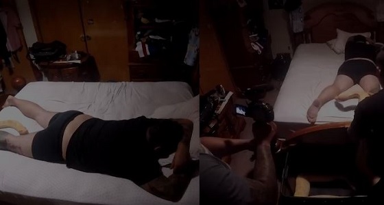 فيديو صادم لرجل وجد ثعبانا ضخما على ساقه خلال نومه