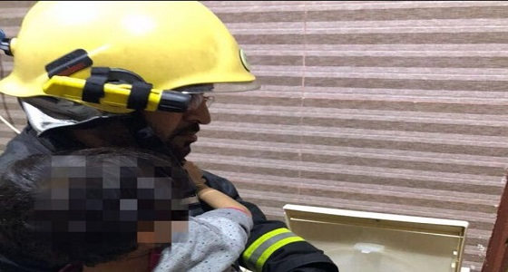 مدني خميس مشيط ينقذ طفلة احتجزت في نشافة ملابس
