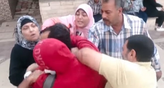 بالفيديو.. ضرب مواطن مصري في الشارع من أهل طليقته