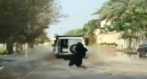 بالفيديو| لم تمنعها العباءة أو النقاب.. فتاة تمارس ركوب أمواج &#8221; السيول &#8221; في جدة