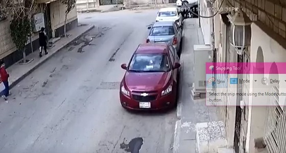 بالفيديو.. الإطاحة بمتهم ظهر في مقطع فيديو يطارد طفلين بساطور في الرياض