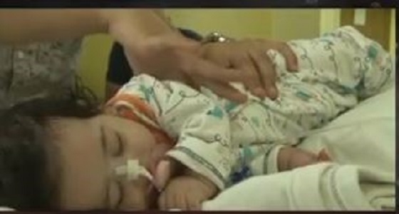 فيديو| مواطن يتكفل بعلاج طفلة مصرية مصابة بمرض نادر