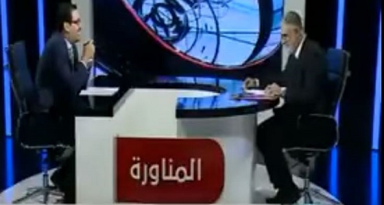 شاهد.. ارتباك مذيع داخل أستوديو في العراق بعد اهتزاز المبنى