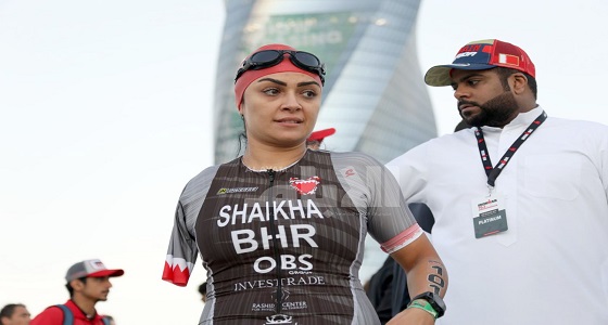 غريب.. فتاة بحرينية تكمل بطولة الرجل الحديدي بذراع واحدة