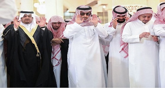 الأميران أحمد بن عبدالعزيز ومقرن بن عبدالعزيز يؤديان صلاة الميت على الأمير منصور بن مقرن ومرافقيه