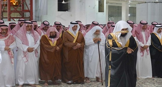الأمير خالد الفيصل يؤدي صلاة الميت على الأميرة مضاوي بنت عبدالعزيز