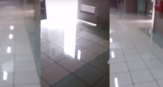 بالفيديو.. الأمطار تغرق مبنى تعليمي بـ ” سامر جدة “